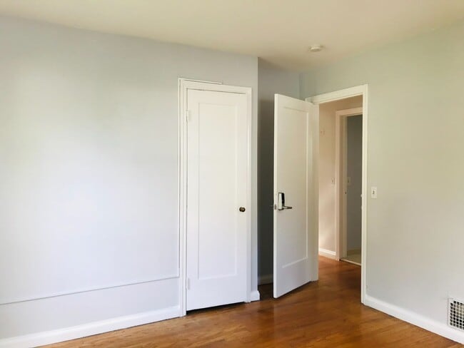 Foto del edificio - HOUSE CLOSE TO EVRYTHING YOU NEED.THIS HOME IS A MUST SEE!!!