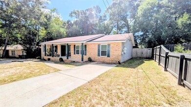 Building Photo - 9648 Hollowbrook Dr