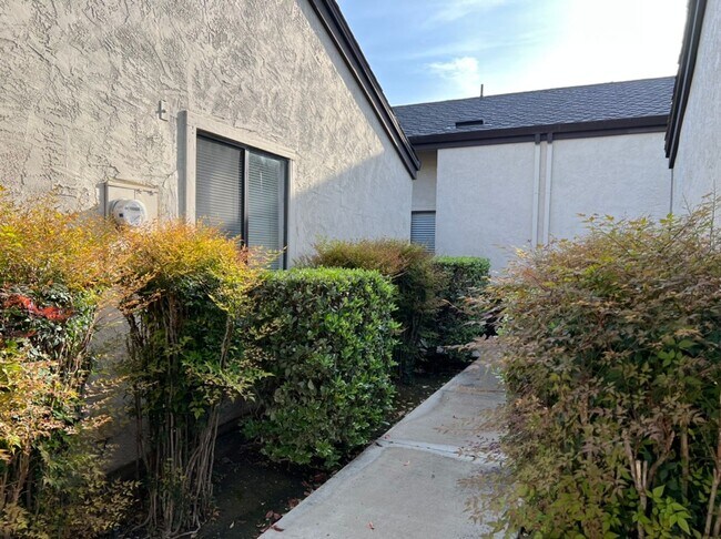 Foto del edificio - Single story condo located in Cedarbrook's Gated Community!