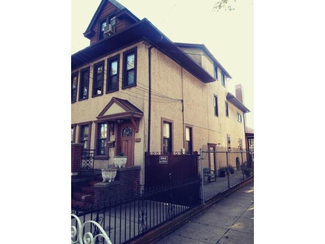 Building Photo - 1828 W 11th St