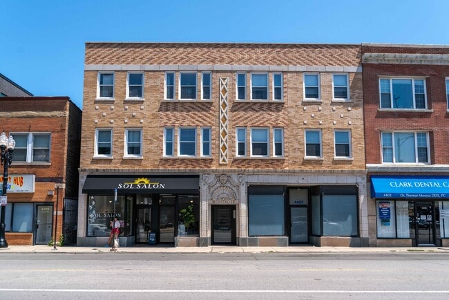 Photo - Sheridan Park / Uptown - 3 Bed / 1 Bath Apartment