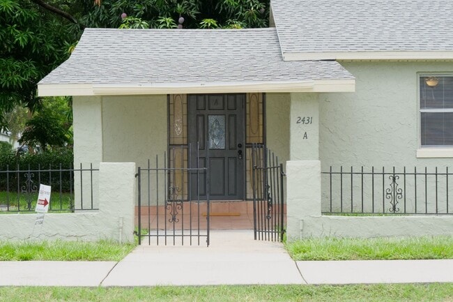 Foto del edificio - 3 bedroom 2 bath, corner lot
