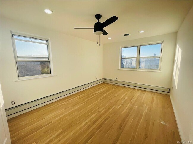 Building Photo - 3028 Kingsbridge Terrace