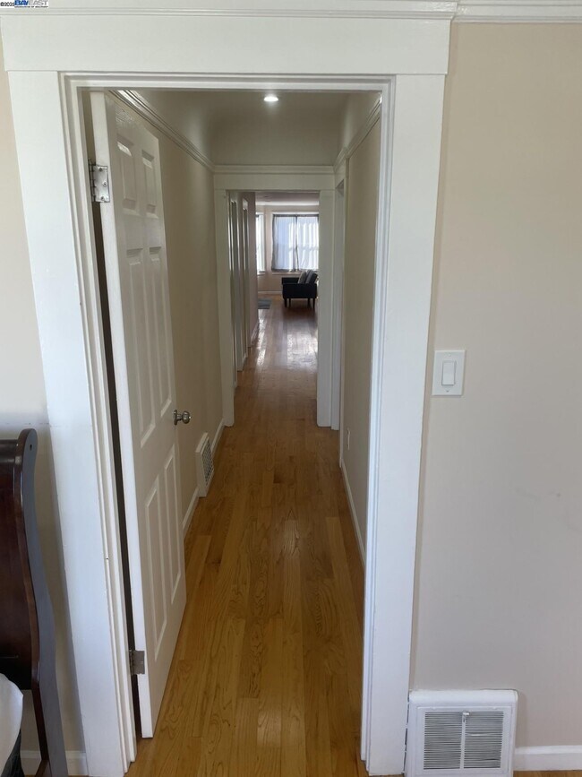 Building Photo - 586 39th Ave