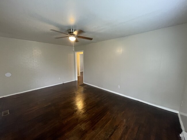 Building Photo - 3 bedroom 1 bathroom remodeled house avail...