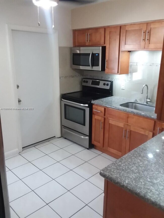 Foto del edificio - 7401 Pines Blvd