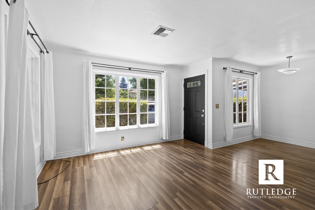 Building Photo - 307 Monroe St