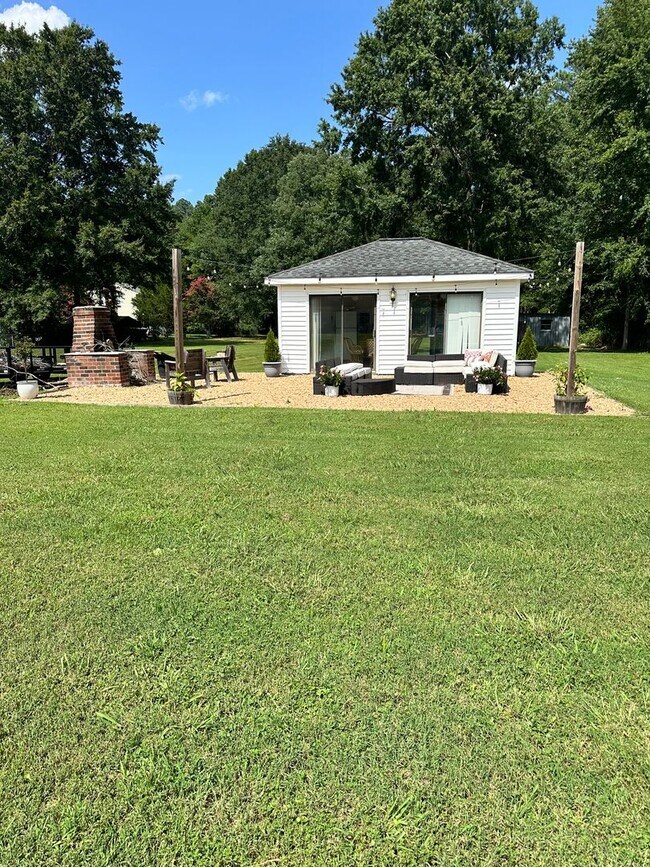 Foto del edificio - Beautiful brick rancher on over 1.5 acres