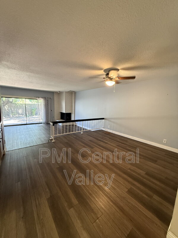 Foto del edificio - 1725 Edgebrook Dr