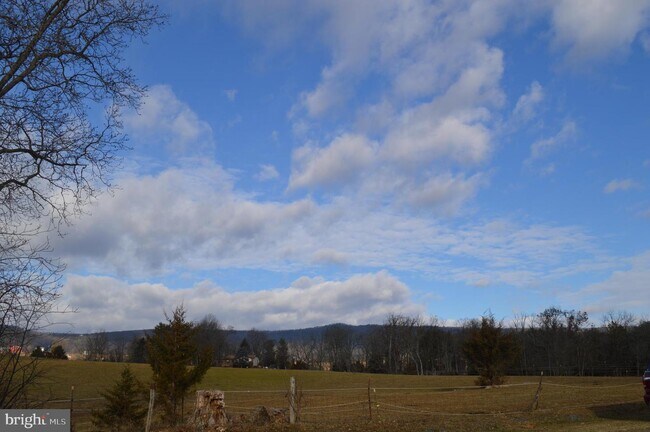 Foto del edificio - 543 Harrisville Rd