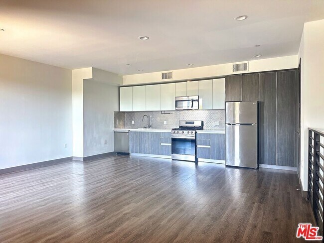 Foto del edificio - 552 N Hobart Blvd