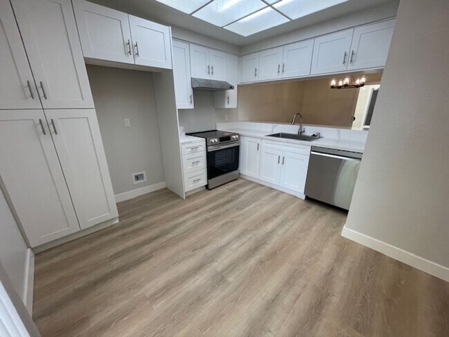 Foto del edificio - Thousand Oaks Totally Remodeled 3 Bed 2 Full Bath