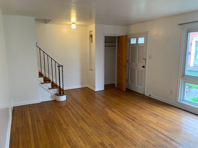 Building Photo - Two story townhouse