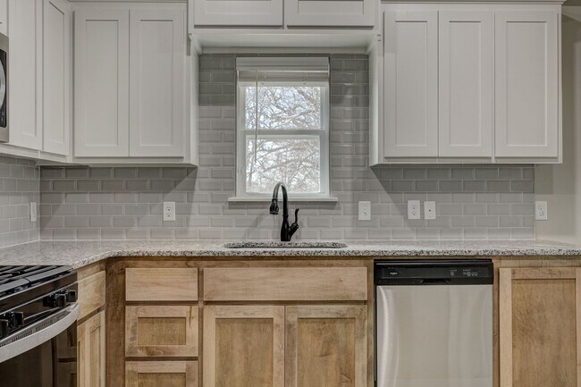 Foto del edificio - New Duplex For Lease in Noble on large lot. $500.00 off 1st month's rent with a 2 year lease!