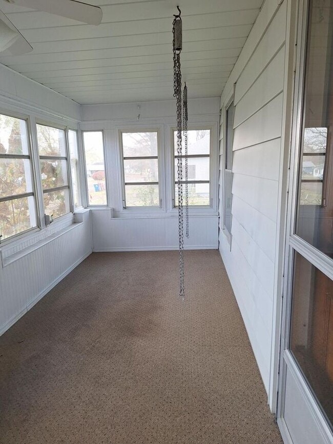 Foto del edificio - 1 Bedroom House Near Shopping, Parks and Little League Field