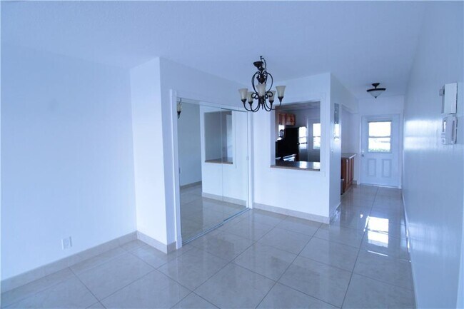 Building Photo - 470 Paradise Isle Blvd