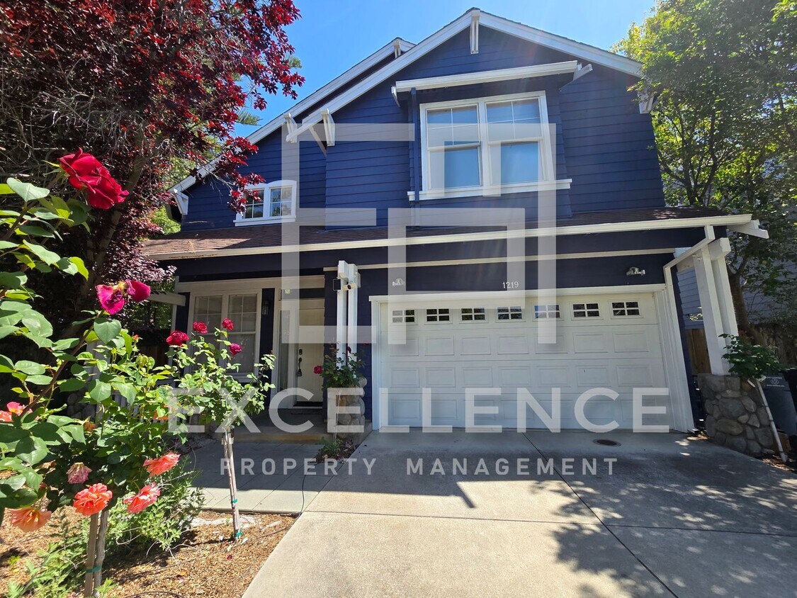 Foto principal - Beautifully Updated 3/2.5 House with Open ...
