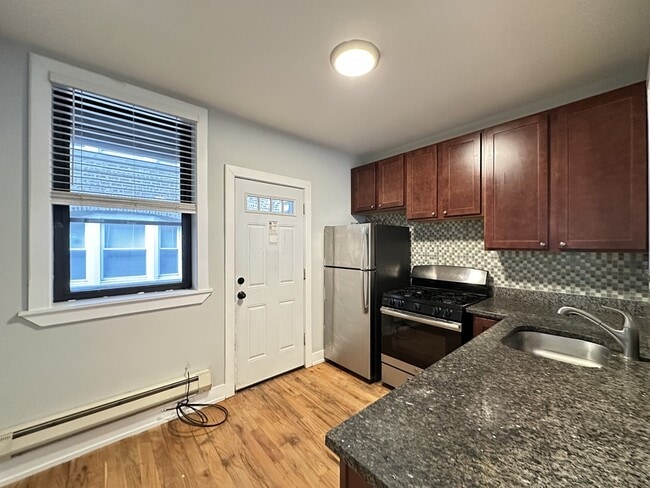 Building Photo - 4410 N Wolcott Ave