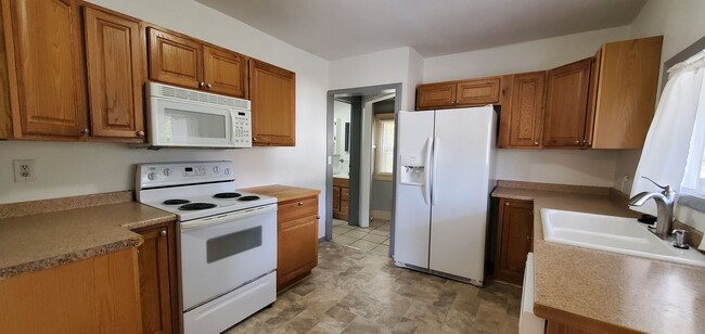 Foto del edificio - Charming Lower-Level Condo for Rent in Cad...