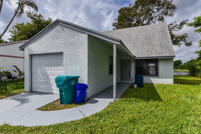 Building Photo - 13 Tara Lakes Dr E