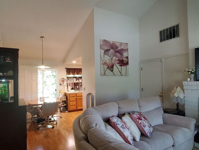 Foto del edificio - Cute Home in Great Location, A/C, W/D, Wood Floors, Remodeled Bathrooms, 2C Garage, Beautiful Yards!