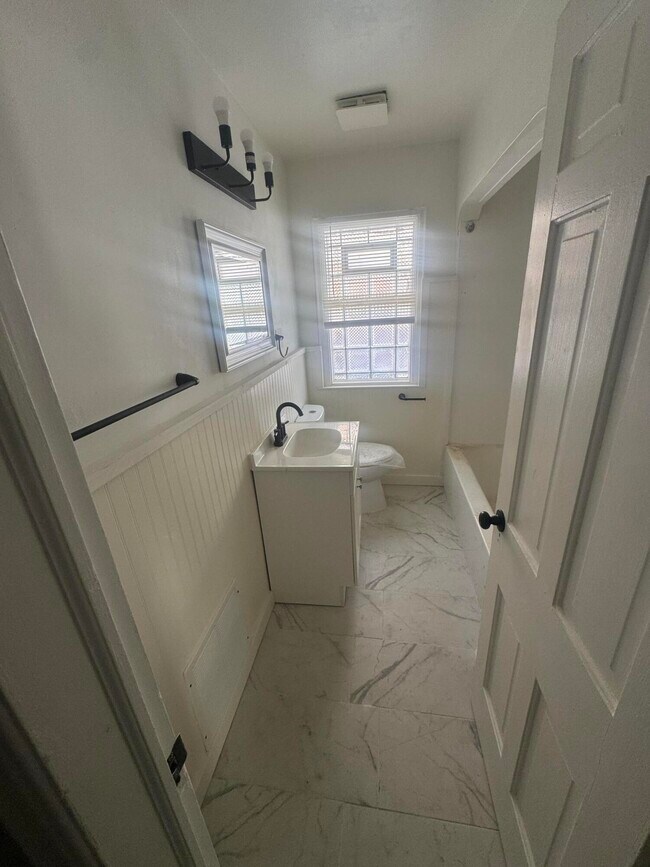 Building Photo - 10713 Beaconsfield St