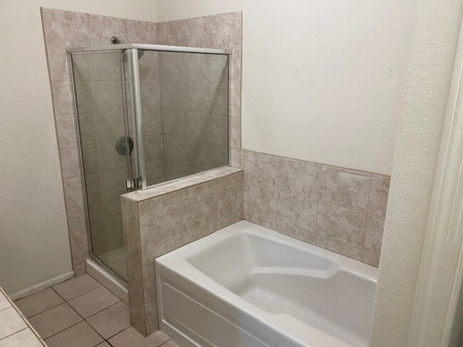 Building Photo - 3 BR 2BA House w/Fenced yard & Garage, Hol...