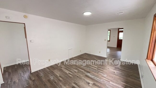 Building Photo - 22 Linden St