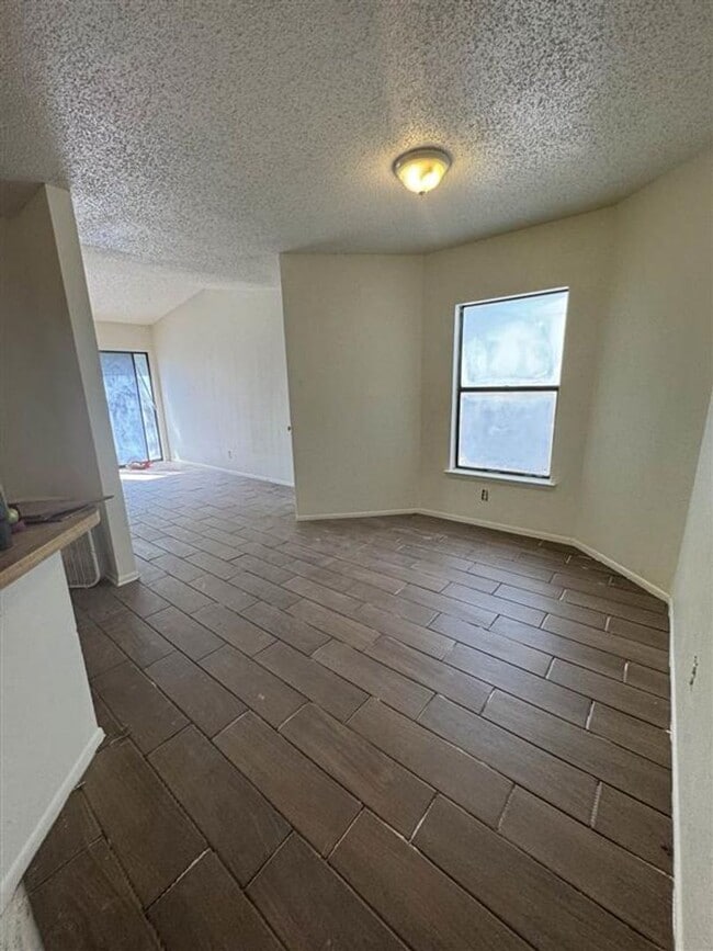 Building Photo - Cute 2/2 duplex with a garage