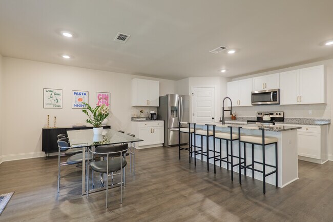 Building Photo - 3021 Reynolda Dr