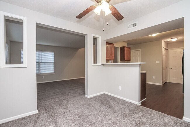 Foto del edificio - 4633 Owls Nest Pl