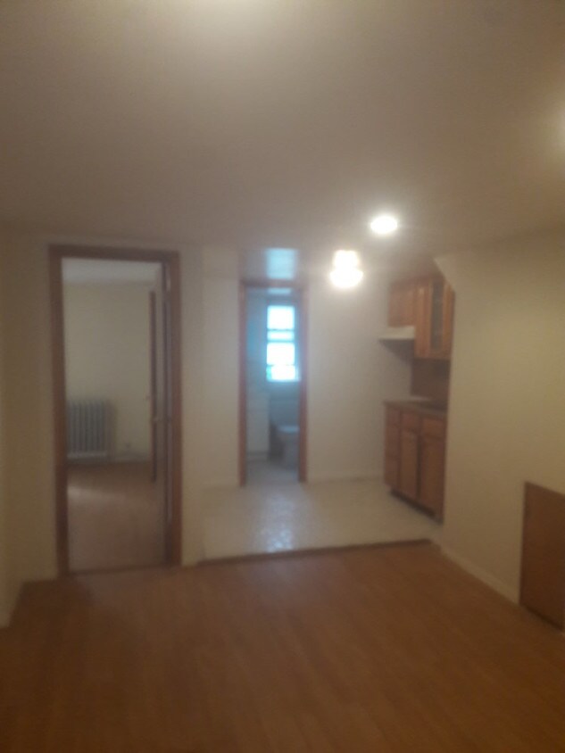 Primary Photo - 84 Hoyt St
