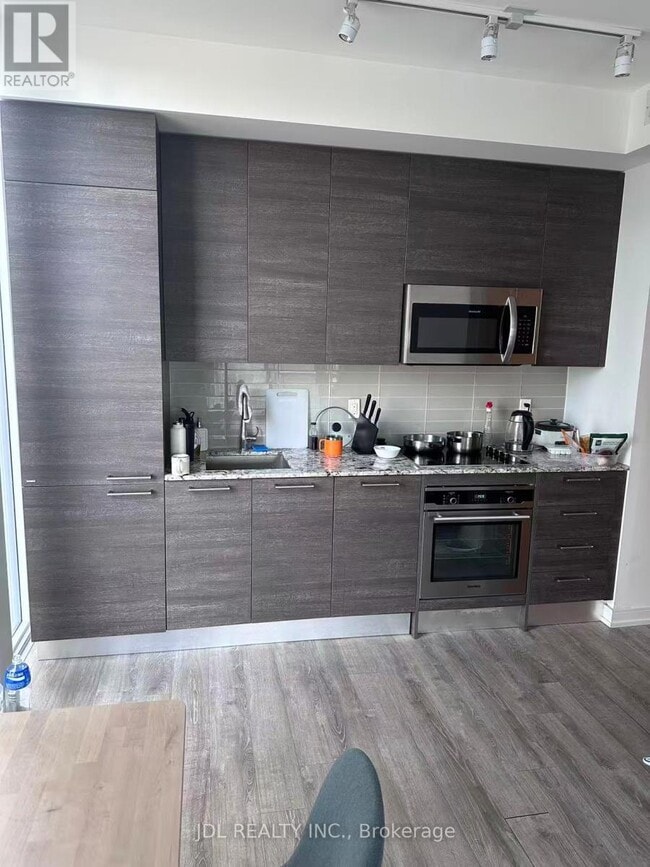 Building Photo - 28 Wellesley St E