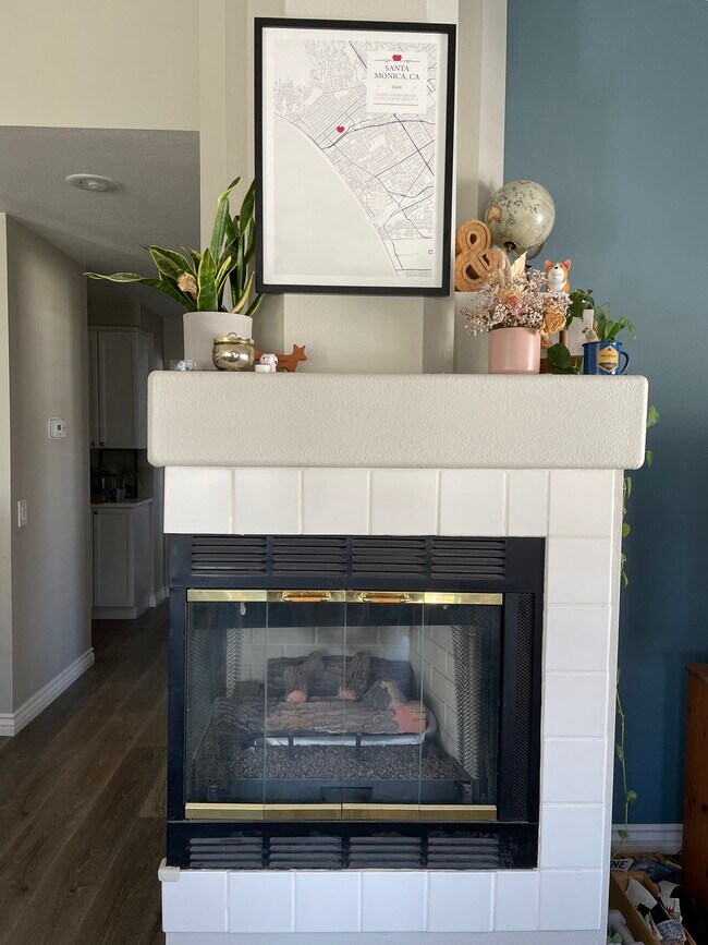 Chimenea en la sala de estar - 3404 E Lambeth Ct