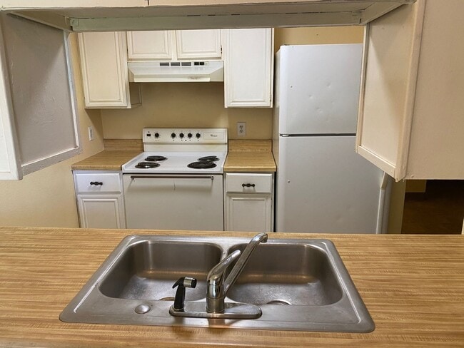 Building Photo - Quaint 1 Bedroom Ground-Floor Unit in Mid-Town Fort Collins