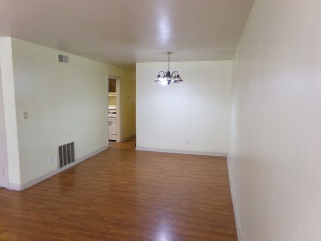 Building Photo - Large 2 Bedroom