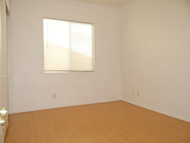 Building Photo - 10119 W Mesa Vista Ave