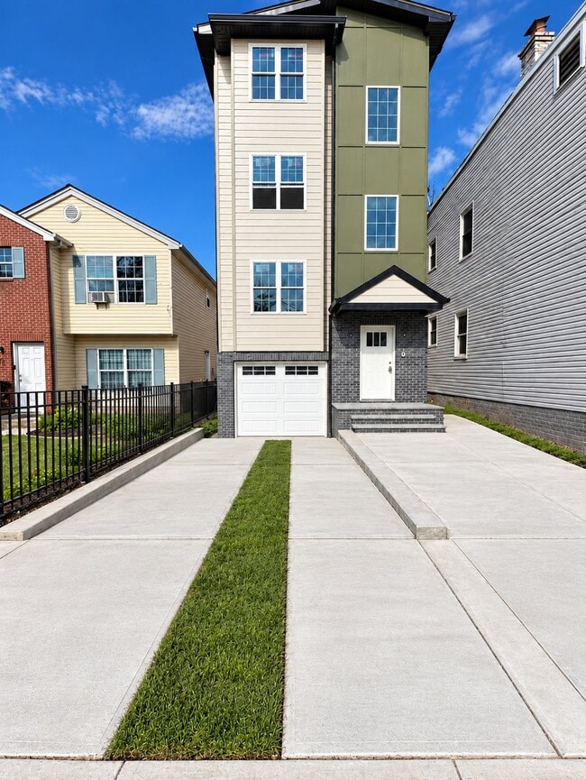 Building Photo - 669 S 15th St