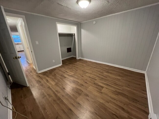 Foto del edificio - 1 bed 1 bath off W. Broad St