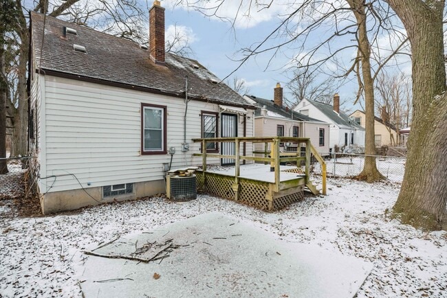 Building Photo - Renovated 3 bedroom bungalow $1250/month