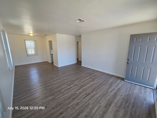 Foto del edificio - West Covina home with HUGE back yard!