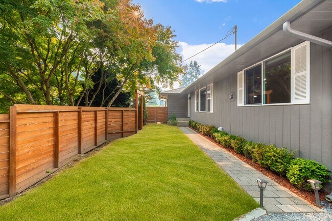 Building Photo - Central Everett Peaceful Corner Lot - 3 Be...
