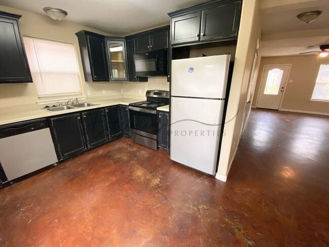 Foto del edificio - 2-Bed, 2.5-Bath Townhouse – Walk to McNeese State University!