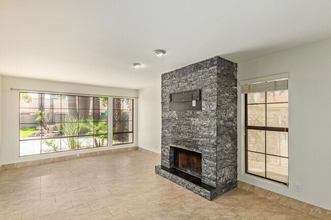 Foto del edificio - 10960 E Gary Rd
