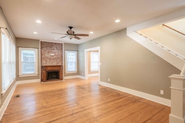 Building Photo - Ideal location close to Downtown, Shopping...