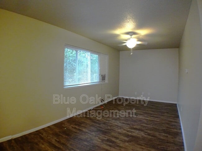 Building Photo - 275 E 19th St