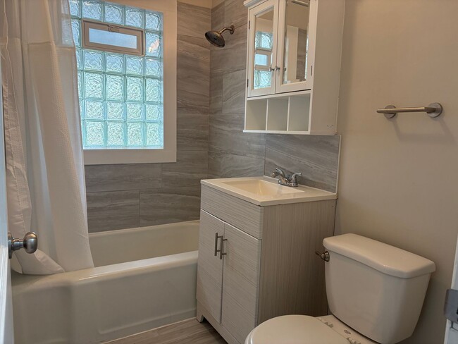 Foto del edificio - Beautiful 2 Bedroom 1 bath