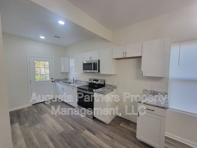 Building Photo - 2122 Circular Dr