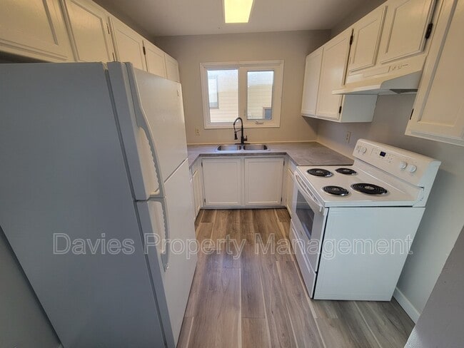 Building Photo - 12212-12277 77 St NW