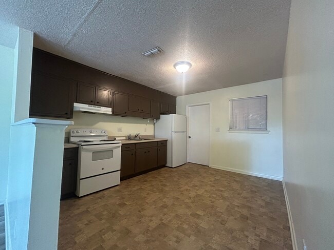 Eat-in kitchen - 4035 Arbor Place Ln